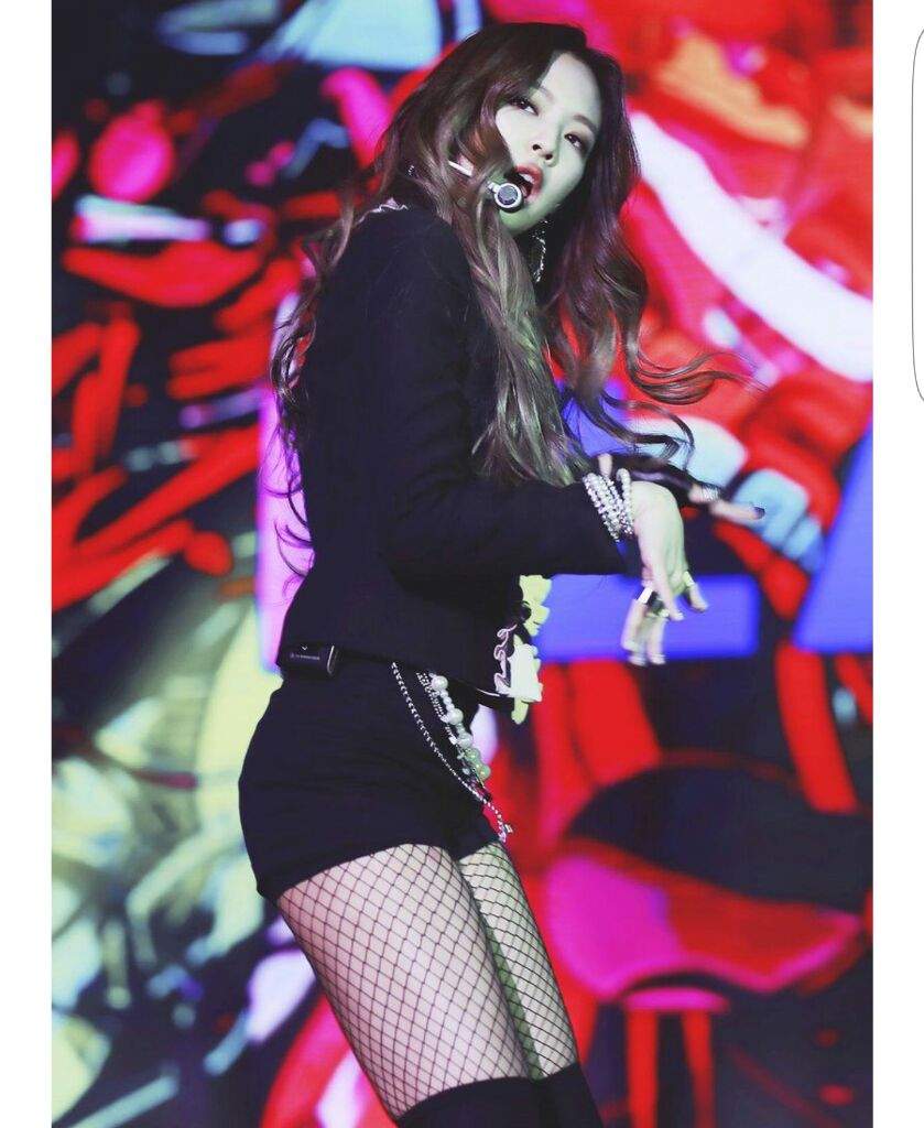 7 Photos of Jennie’s Classy and Sexy Stage Outfit | BLINK (블링크) Amino