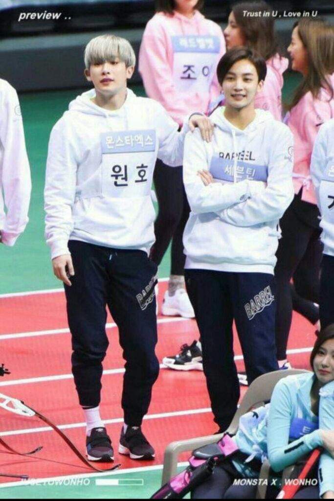 Jeonghan [Seventeen] and Wonho | MONBEBE Amino