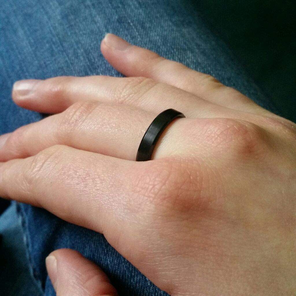 Черное кольцо на пальце