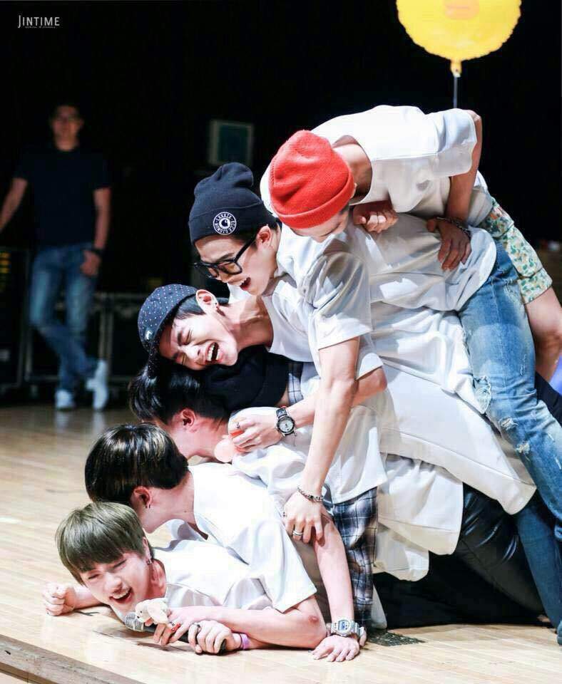 BTS GROUP HUGS | ARMY's Amino