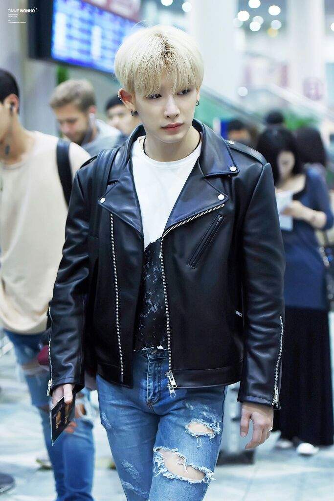 30 day bias challenge - day 12 Wonho's airport fashion | K-Pop Amino