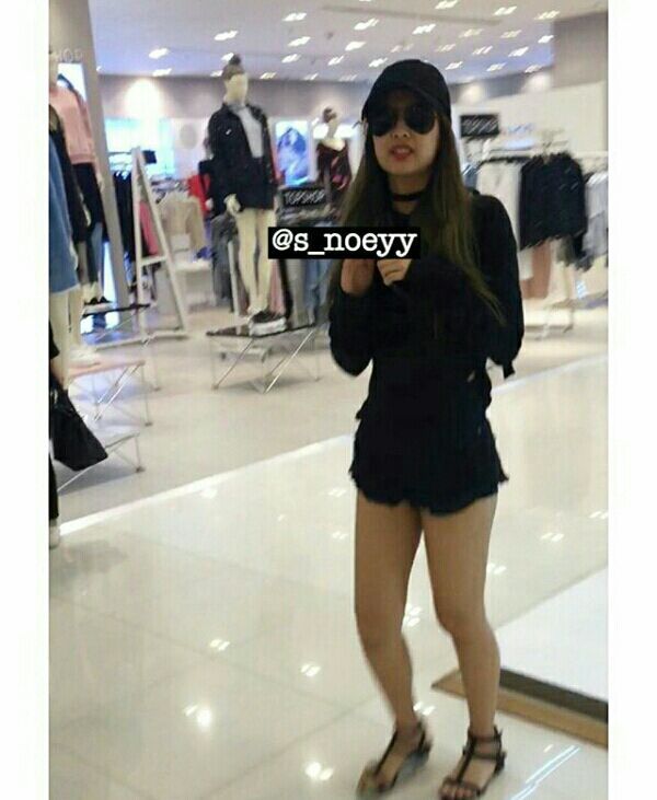 JENNIE KIM SPOTTED AT AIRPORT FLIGHT BACK TO KOREA ...