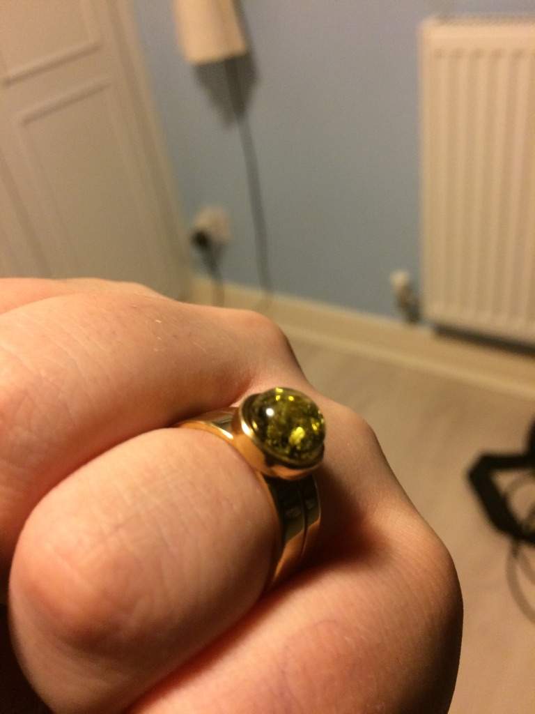 12th Doctor Who Capaldi Ring Gold & Green Baltic Amber par Magnoli Clothiers
