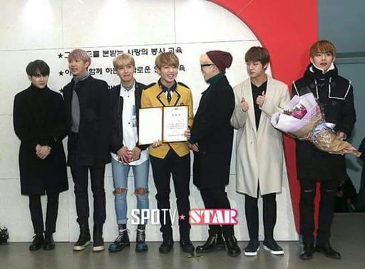 BTS: GRADUACION DE JUNGKOOK | •K-Pop• Amino