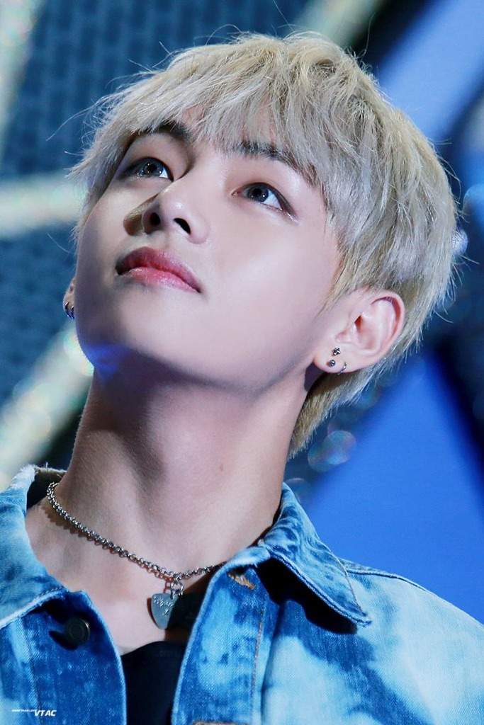 Taehyung with blonde hair is such a blessing 😍🔥 | ARMY's Amino