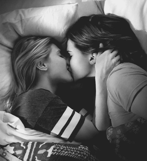 Lesbian Makeout Hentai - How Do Lesbians Make Out - Lesbian Grinding - Nude gallery