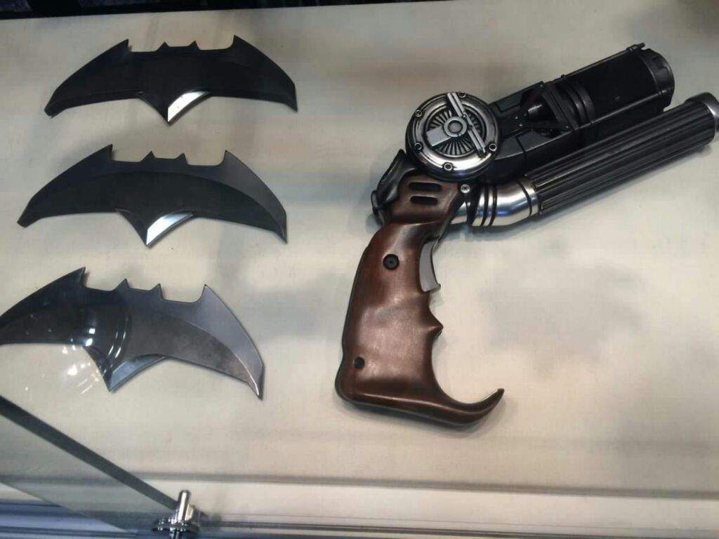Armas Da Batfamily - Grappiling Hook | Batman Brasil™ Amino