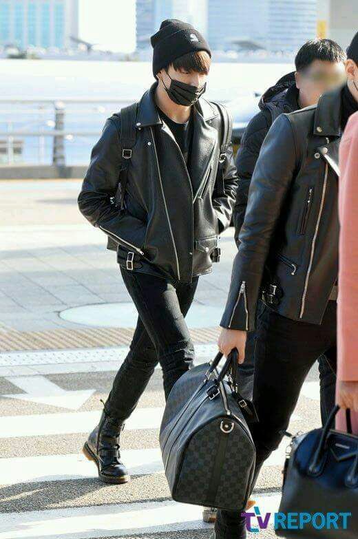 Jungkook's airport fashion | ARMY's Amino