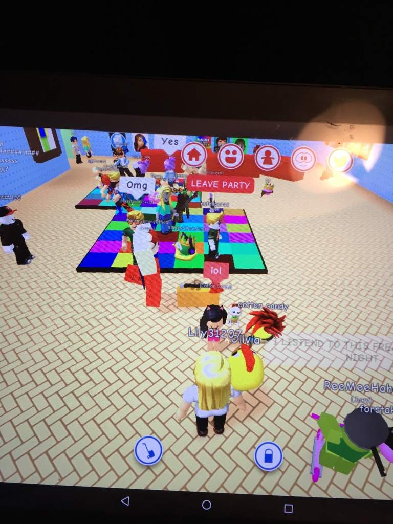 Throwing A Party In Meepcity W Sisters Account P Roblox Amino - joining a party to party meep city in roblox