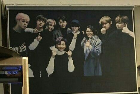 Foto ibu Suga bersama member BTS yang dipajang di restoran miliknya.