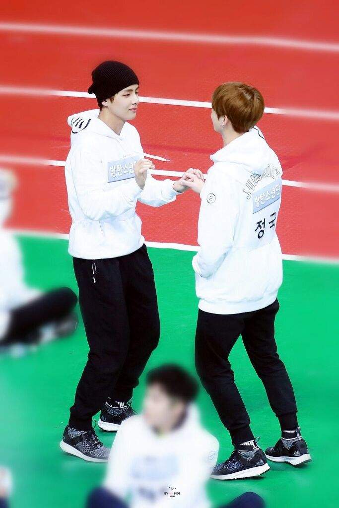 Taekook Hold Hand | V K O O K Amino