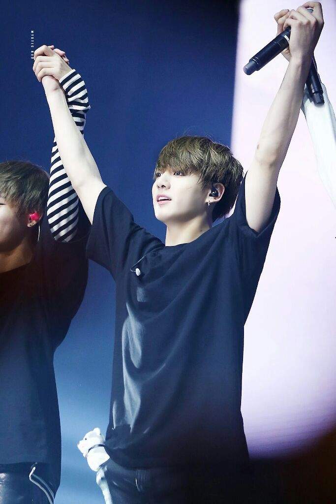 Taekook Hold Hand | V K O O K Amino