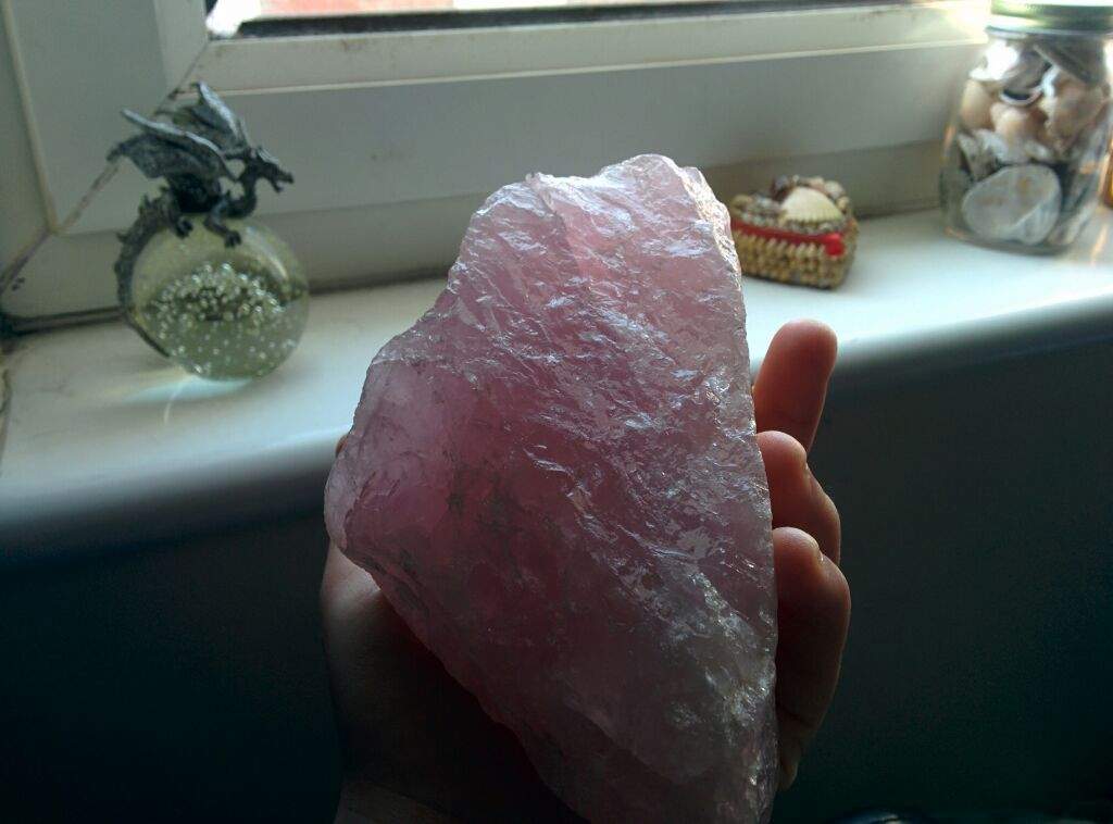 Witchcraft 101 Rose Quartz Pagans Witches Amino Rose Quartz Is Known As The Stone Of Unconditional Love One Most Important Stones For Heart Chakra Work Opens To All Types