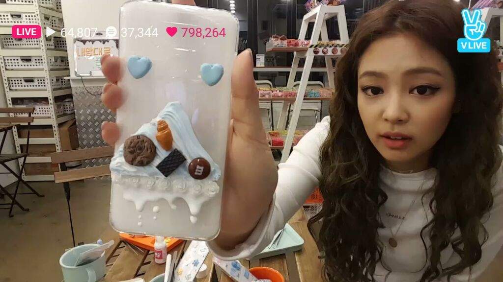 Blackpink Jisoo and Jennie making phone Cases at Vlive | BLINK (블링크) Amino