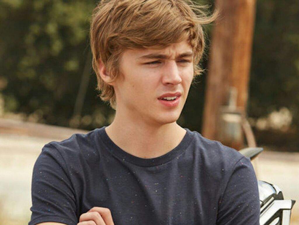 Miles Heizer | Wiki | 13 Reasons Why ‣ Amino