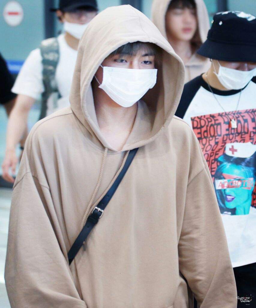 Taehyung in Oversized Hoodie 🙈 | ARMY's Amino