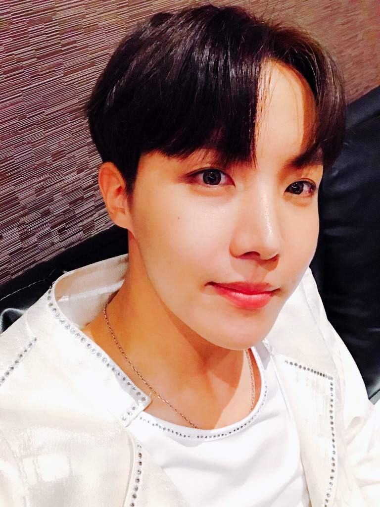 hobi has dark hair and i'm crying | ARMY's Amino