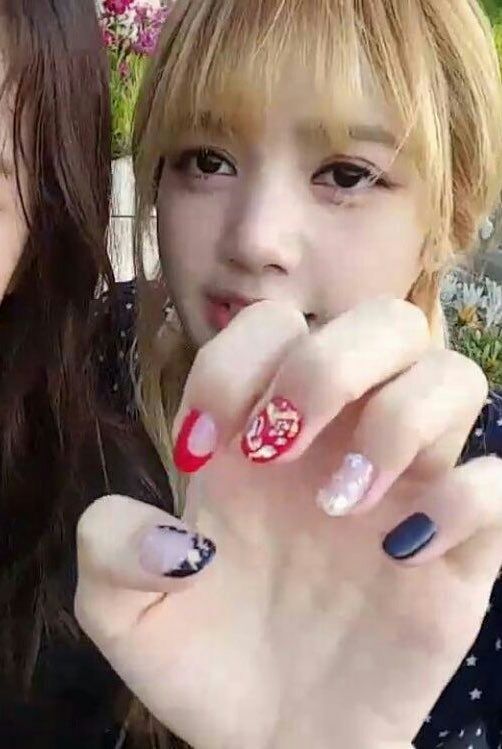 A Closer Look of LISA's Nails | BLINK (블링크) Amino