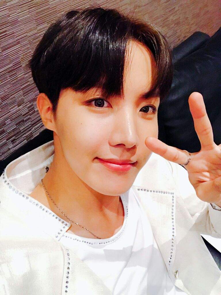 Jhope In BLACK HAIR 🔥 😍 | ARMY's Amino