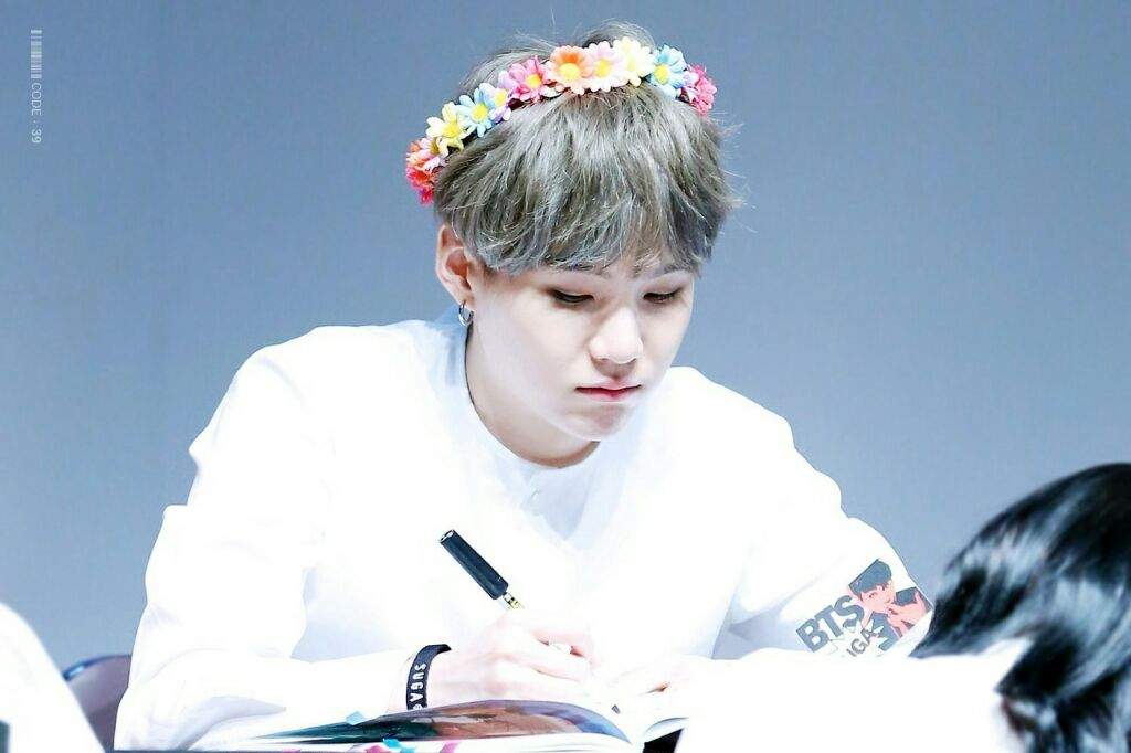 Bts with flowers crowns🌸 | ARMY's Amino