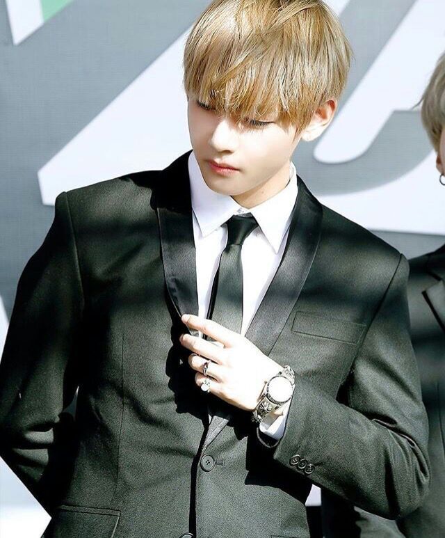 ️ Kim Taehyung in suit ️ | ARMY's Amino