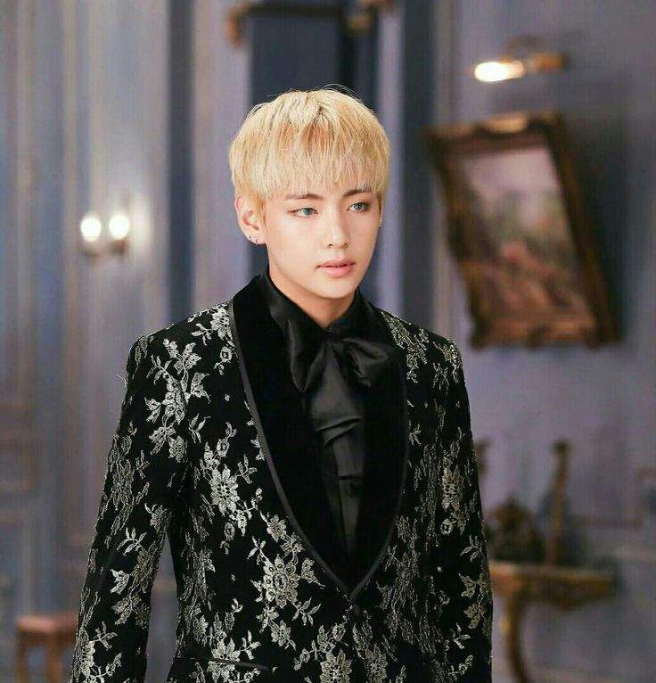 ️ Kim Taehyung in suit ️ | ARMY's Amino