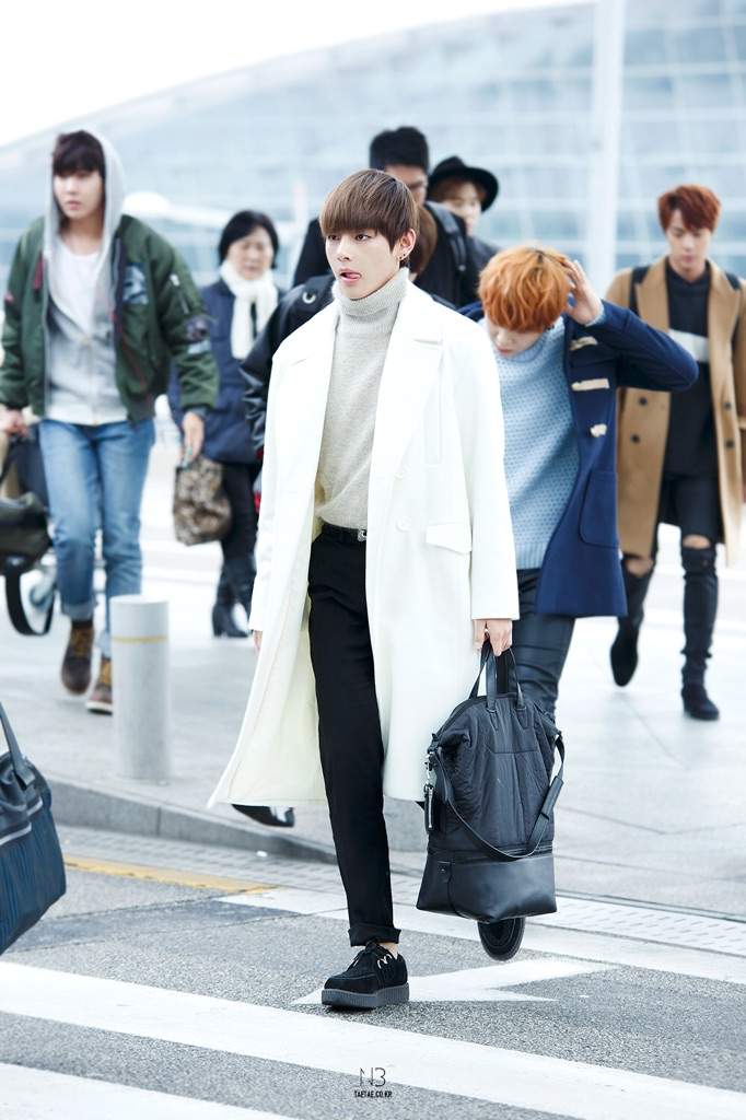  BTS V AIRPORT  FASHION ARMY s Amino