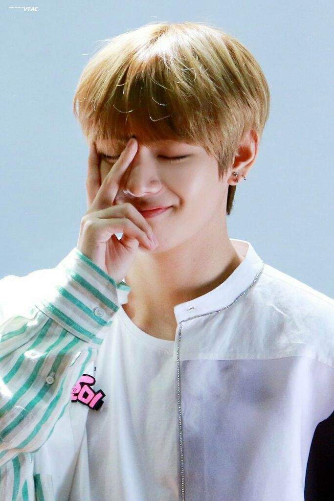 V's typical peace sign 🏼 | ARMY's Amino