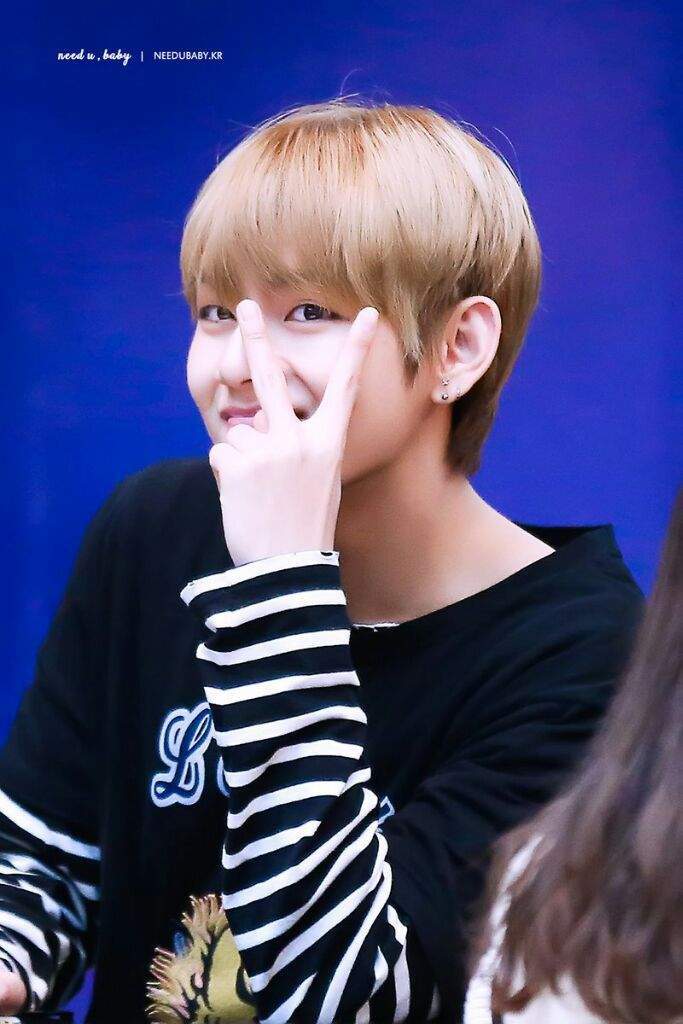 V's typical peace sign 🏼 | ARMY's Amino