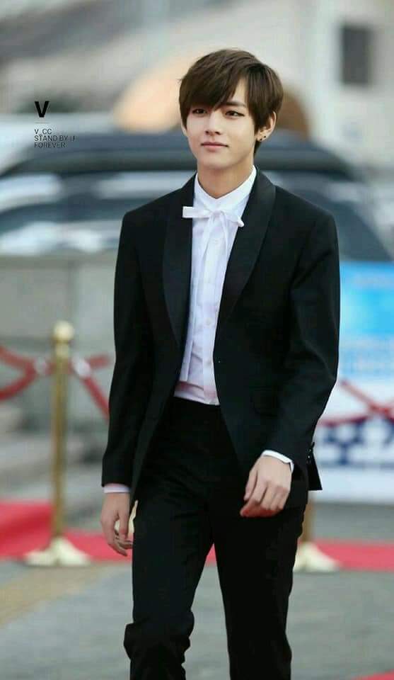 Seriously, when Kim Taehyung wear suits, he defines PERFECTION. 💘😍