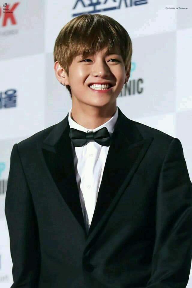 Seriously, when Kim Taehyung wear suits, he defines PERFECTION. 💘😍