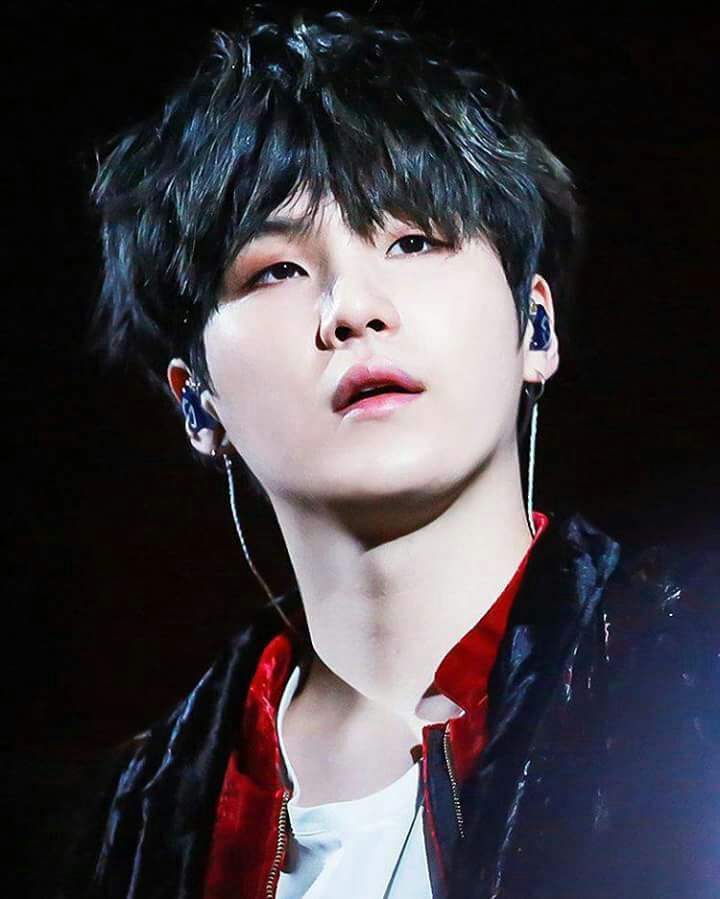 SUGA CON CABELLO NEGRO...HERMOSOO | •K-Pop• Amino