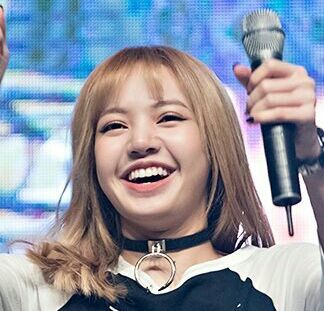 💋Lisa's HOLY FOREHEAD💋 | BLINK (블링크) Amino