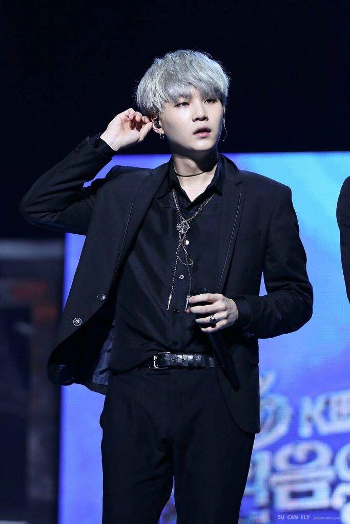 SUGA once again proved that the classic costume is not only elegant ...