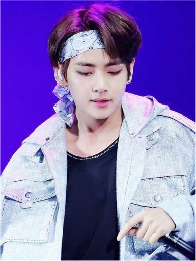 Taehyung with hairbands 😍😍😍 | ARMY's Amino