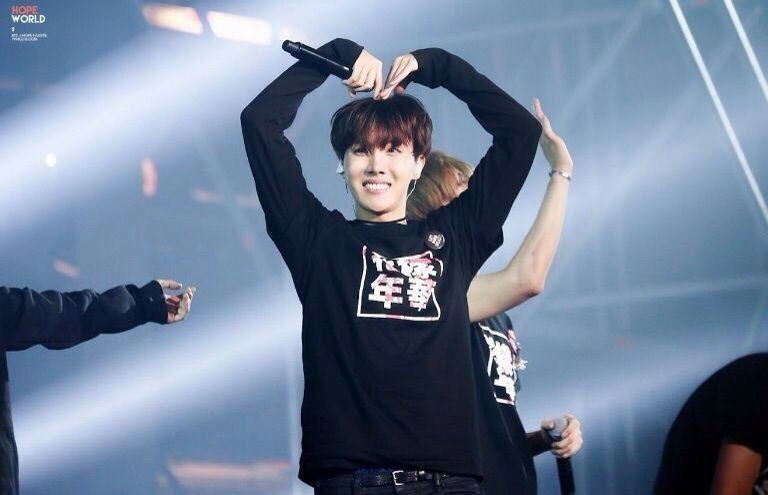 Jhope shines on stage//Appreciation ARMY's Amino