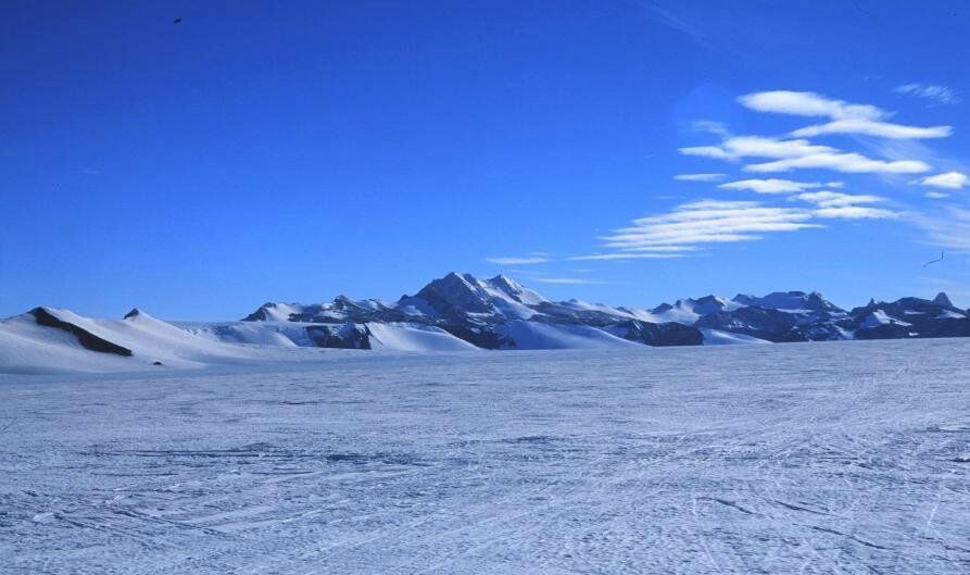 Антарктическая тундра. Зона арктических пустынь в Антарктиде. Антарктическая Полярная пустыня. Арктические и антарктические ледяные пустыни. Зона арктических пустынь Северной Америки.