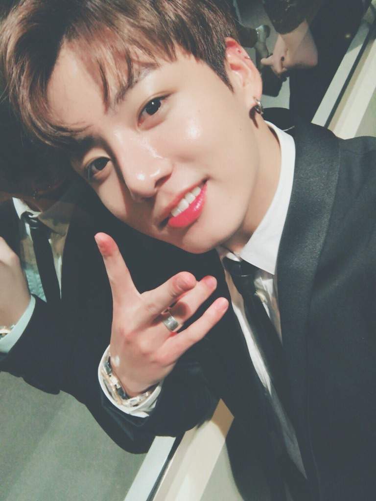 D-19 Jungkook doing peace sign 😍 ️ 🏻 | ARMY's Amino