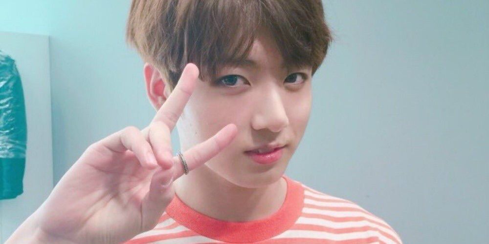 D-19 Jungkook doing peace sign 😍 ️ 🏻 | ARMY's Amino