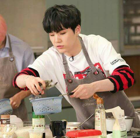 Yoongi 🍽 cocinando ... XD. KAWAII | ARMY's Amino Amino