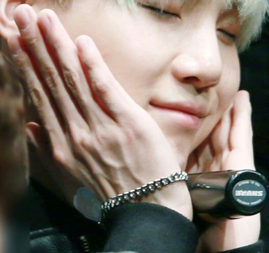 Yoongi's hands | K-Pop Amino