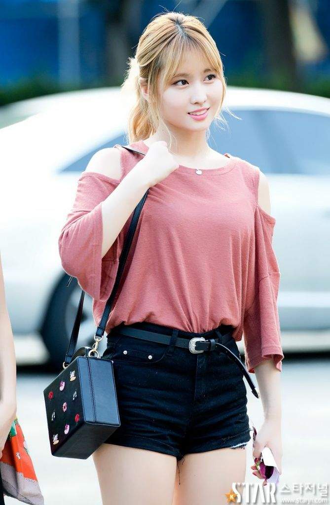 Favorite Outfits of Momo | Twice (트와이스)ㅤ Amino