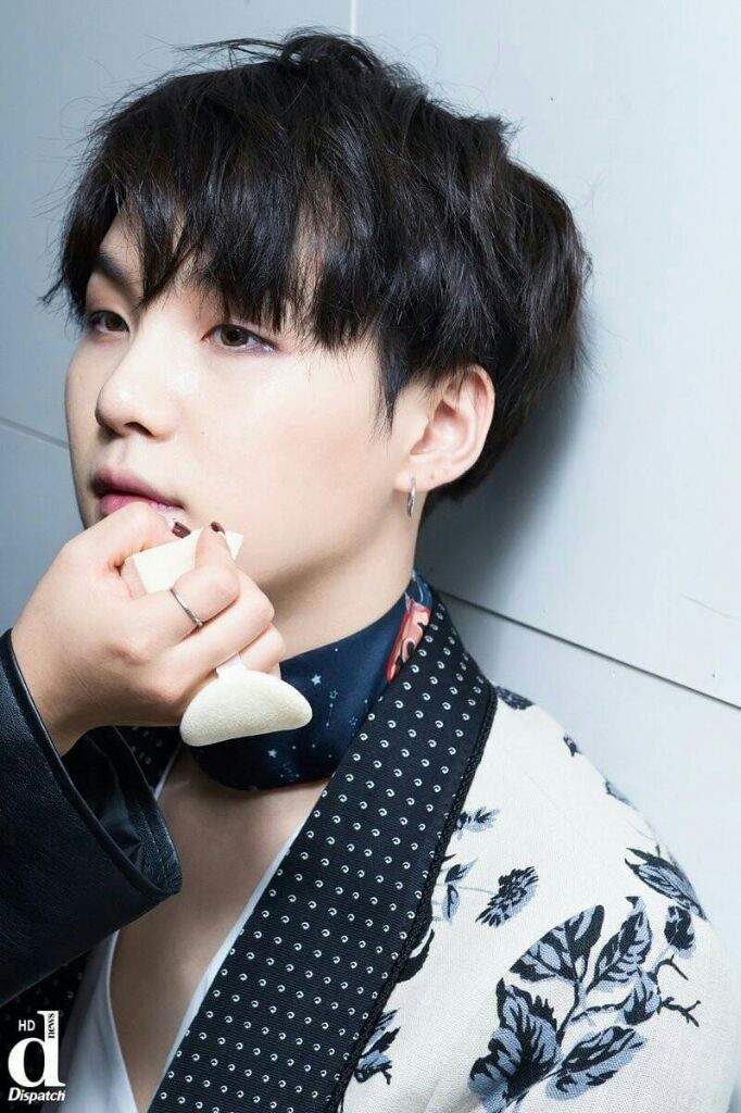 It's his hands coordi noona good taste I want it:) Yoongi very handsome ...