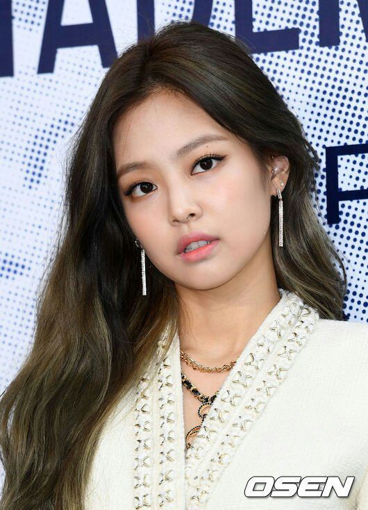 Jennie at Chanel's Mademoiselle Privé Exhibition Event | BLINK (블링크) Amino