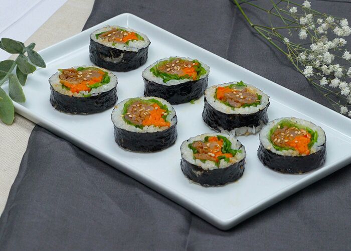 Hmart apresenta: Como fazer Spicy Pork Kimbap (제육 김밥) | • Dorameiros ...