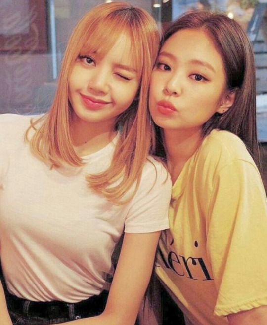 Lisa and Jennie look cute together | BLINK (블링크) Amino