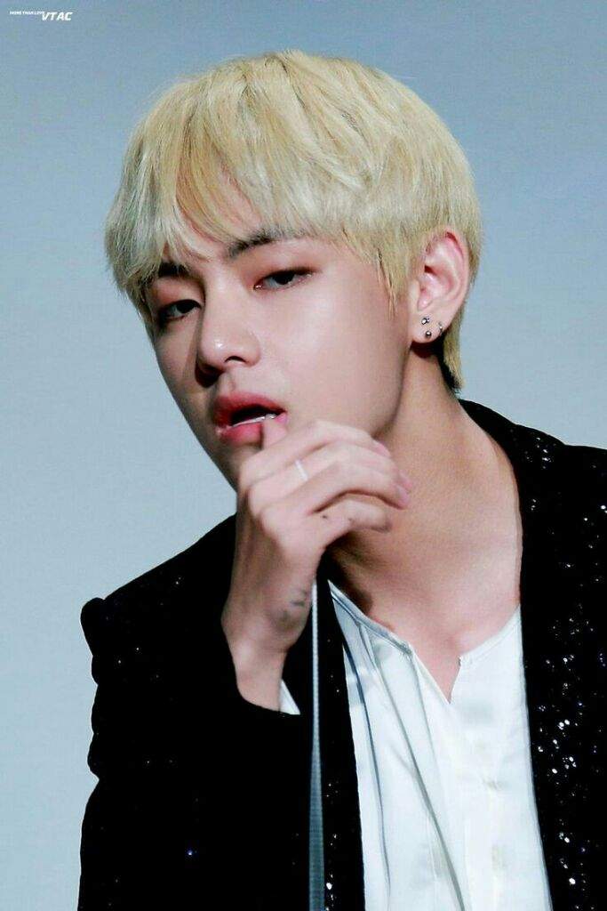 Taehyung with blonde hair | ARMY's Amino