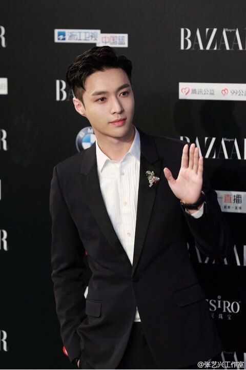 Zhang Yixing in a suit🖤 | EXO (엑소) Amino