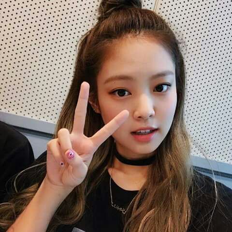 BLACKPINK PEACE AND FINGER HEART SIGN 👸 ️ ️ | BLINK (블링크) Amino
