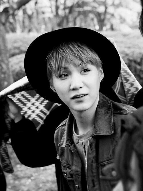 Suga blanco y negro 😍😍 | ARMY's Amino Amino